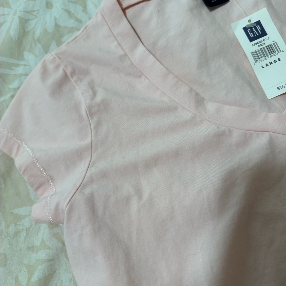 Gap Size Large pink v neck - Picture 2 of 6